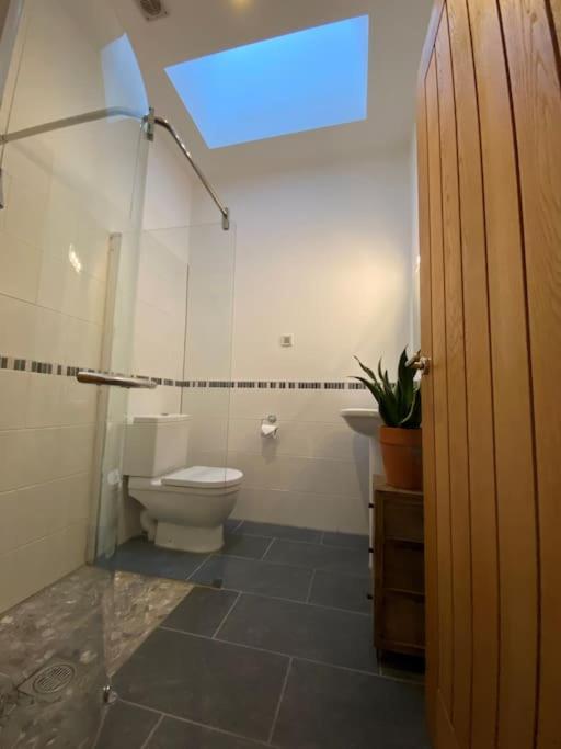 לוקרבי Courtyard Cottage מראה חיצוני תמונה
